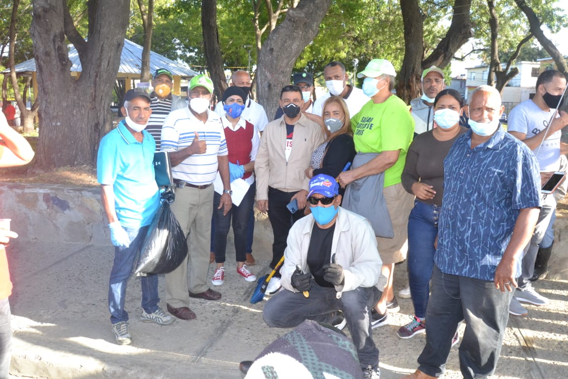 Eddy Báez realiza operativo de limpieza con empleados de Alcaldía Santiago Oeste