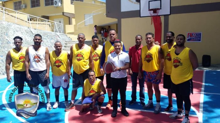 El alcalde Eddy Báez inaugura el Torneo de Baloncesto de la 