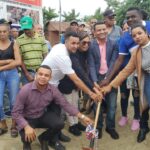 Eddy Báez da primer picazo para la construcción de aceras y contenes en el Sector Los Guandules, Mirador Sur