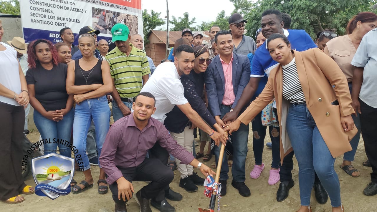 Eddy Báez da primer picazo para la construcción de aceras y contenes en el Sector Los Guandules, Mirador Sur