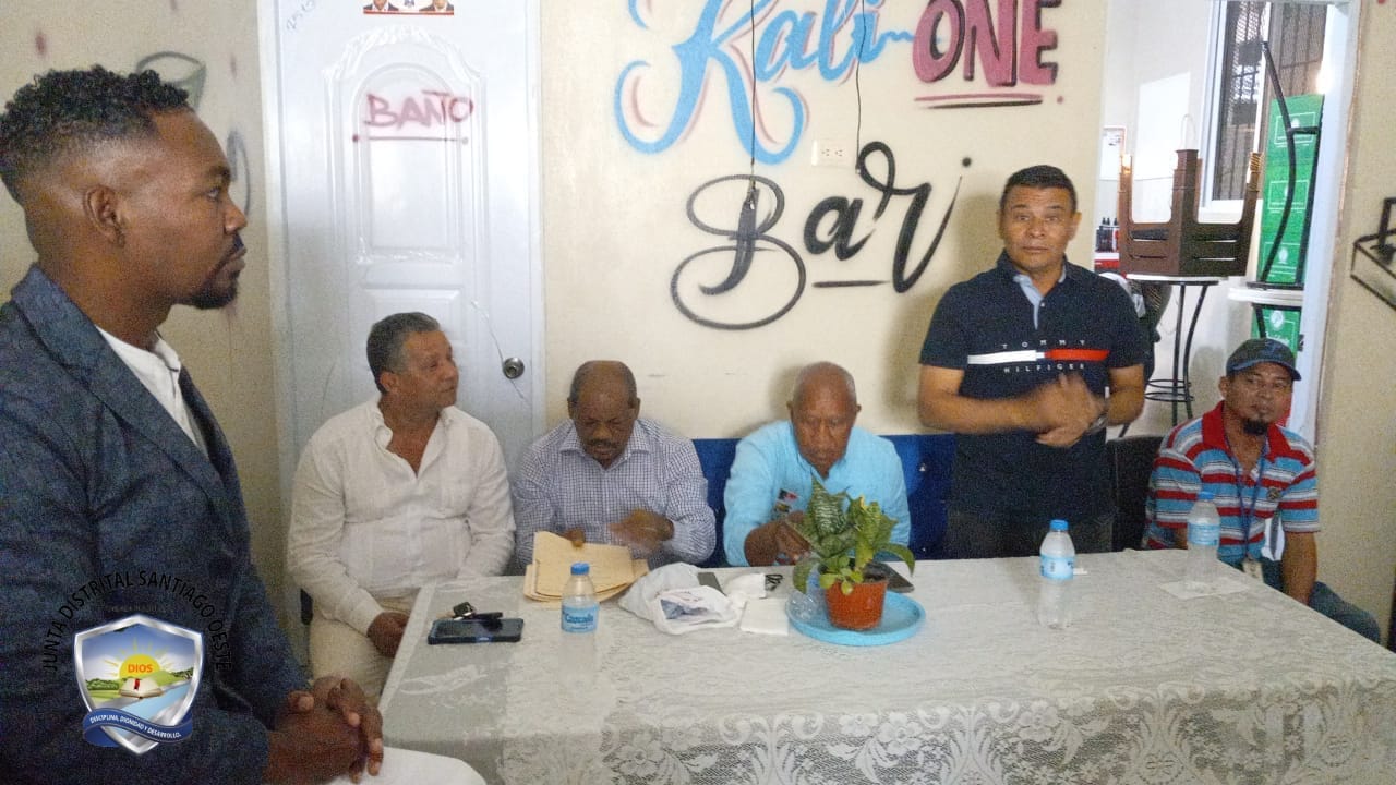 Juramentación de la nueva Directiva de la Junta de Vecinos Alma Rosa I con la presencia del alcalde Eddy Báez