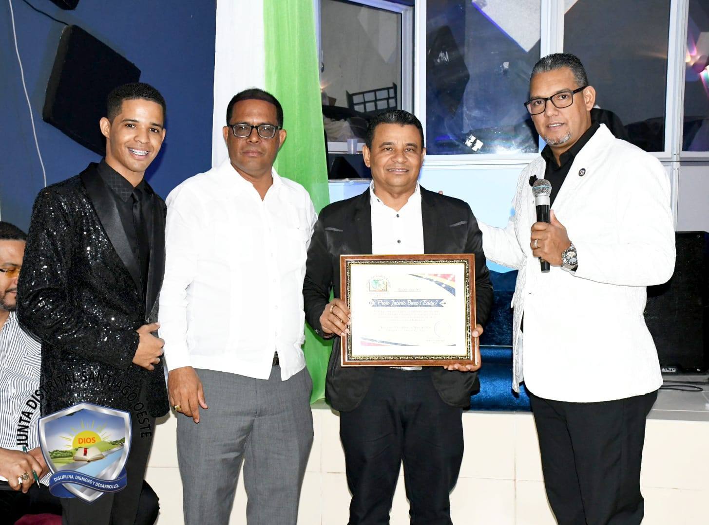 Síndico Eddy Báez es reconocido en evento cristiano durante lanzamiento musical