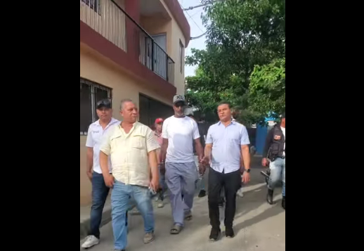 Síndico Eddy Báez supervisa trabajos de asfaltado en La Bendición Sur
